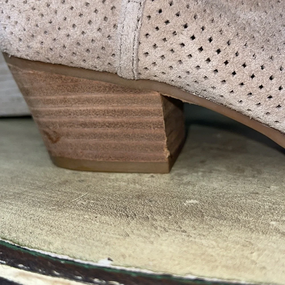 Dolce Vita Simon Perforated Suede Taupe Ankle Boots Womens Size 7 1/2